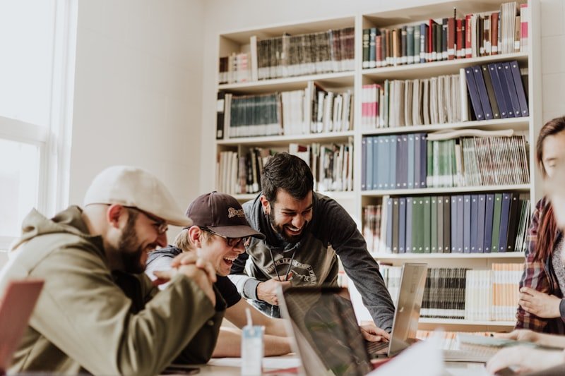 Equipo IBERO gestionando trámites por el estudiante