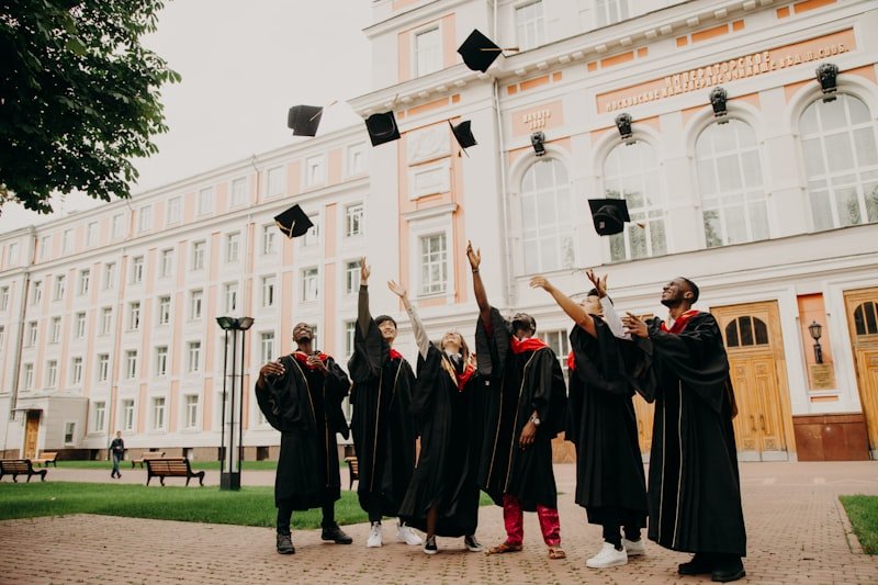 Graduación IBERO — jóvenes recibiendo su diploma